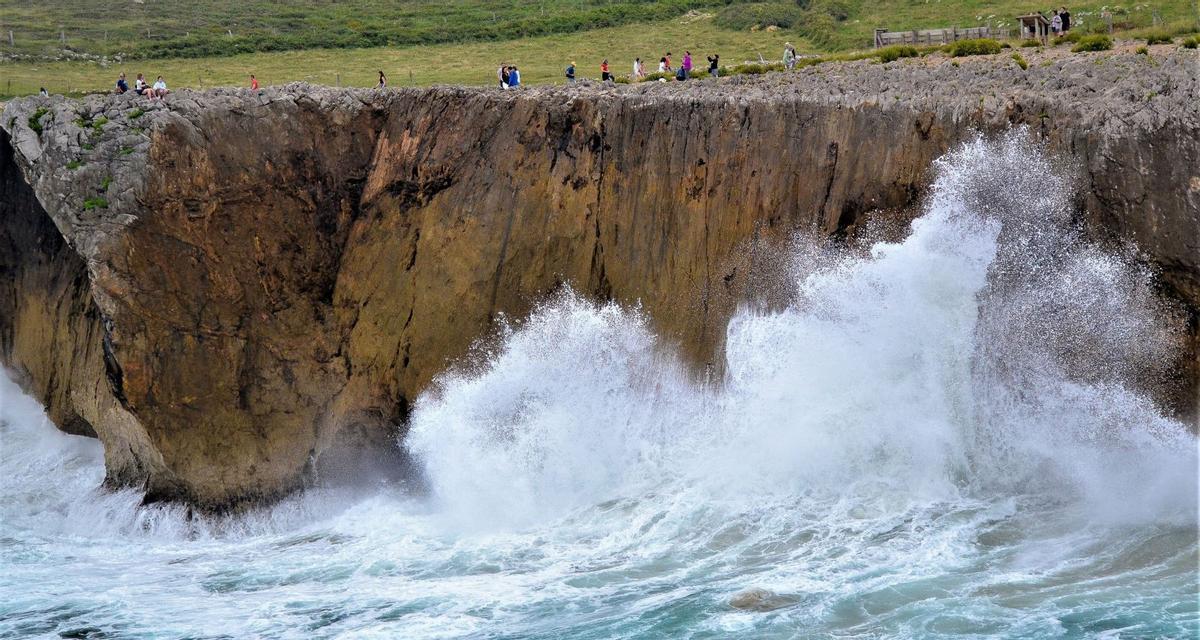 Turistas en el  entorno de los bufones, vistos  desde Cuerres. Ana Paz  Paredes
