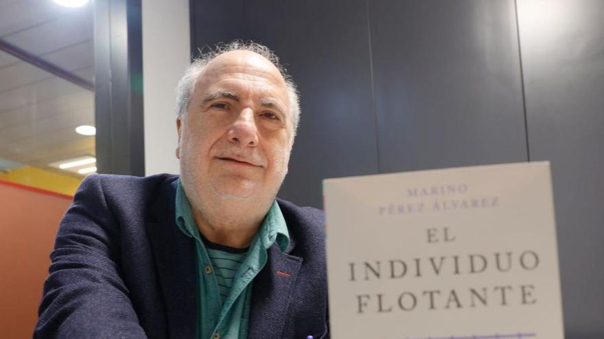 Marino Pérez, ayer, en la sede de LA NUEVA ESPAÑA, con su nuevo libro. | Miki López