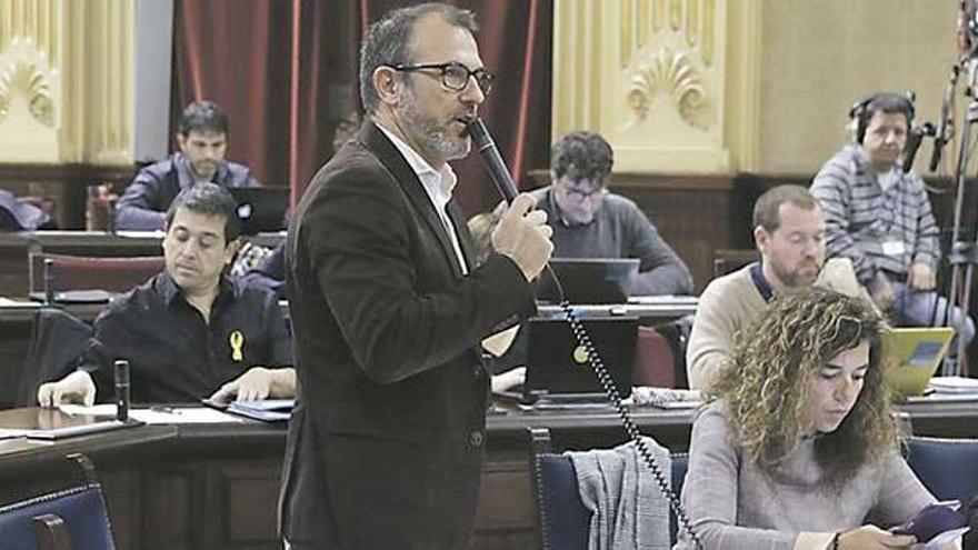 Biel Barceló se dirige al Parlament en el pleno del pasado martes.