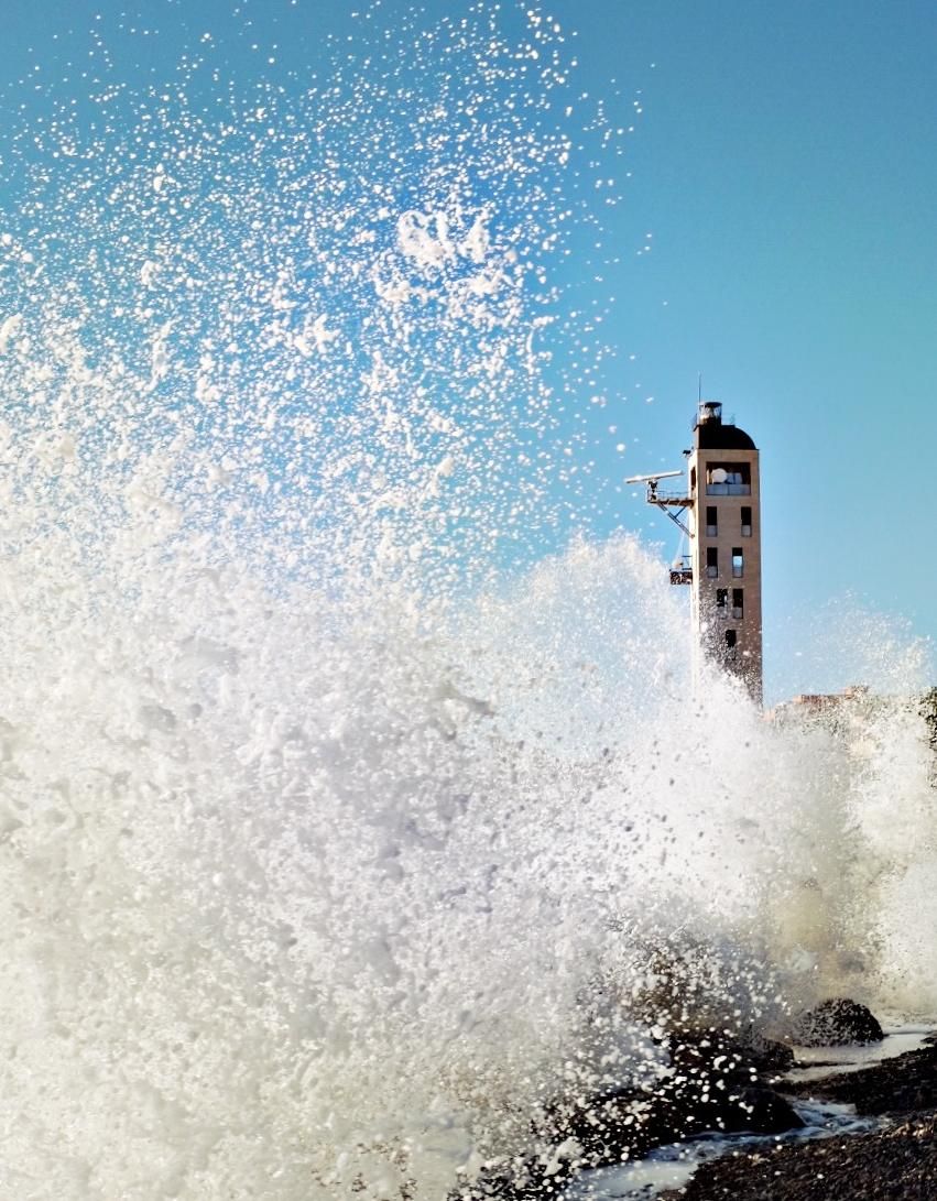 El faro de Nules es testigo directo de los sucesivos temporales que sufre la costa del municipio.