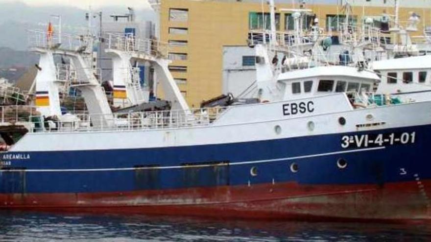 El barco&quot;Praia de Areamilla&quot; atracado en Canarias. // Ángel Luis Godar Moreira