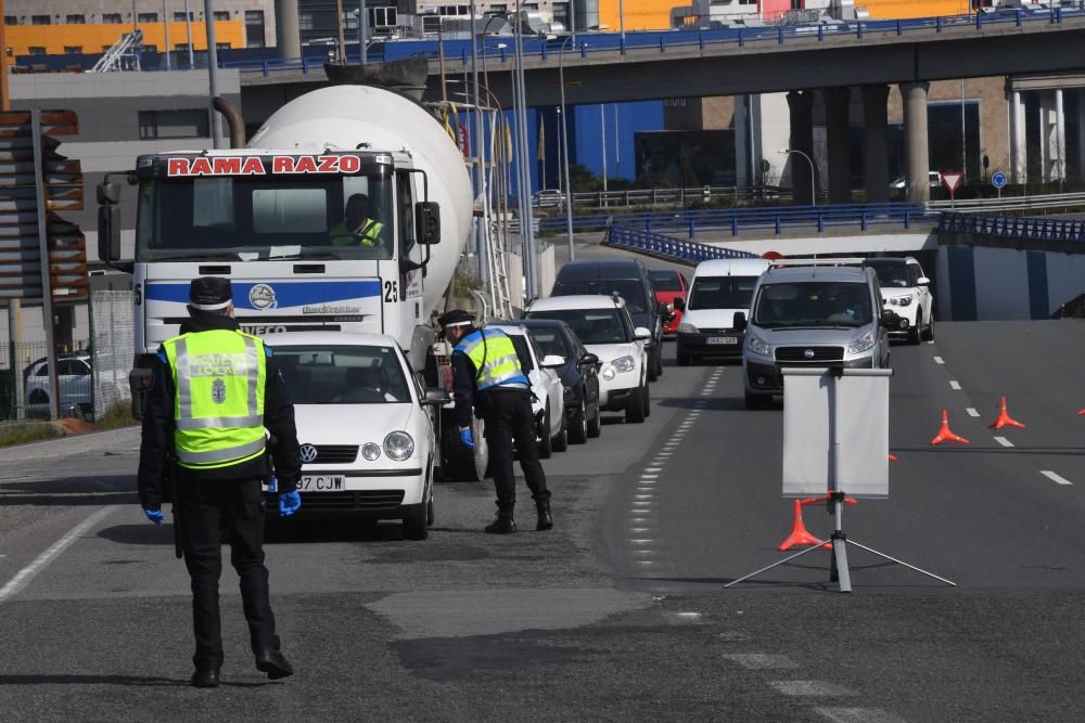 Los agentes solicitan a los conductores que acrediten su viaje para evitar movimientos injustificados.