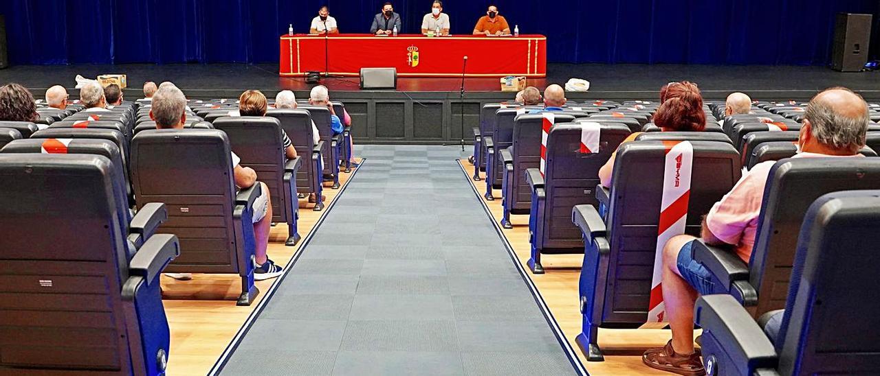 Reunión con el sector del taxi en el Auditorio Infanta Leonor de Los Cristianos.