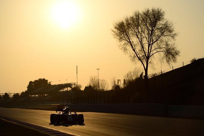 El conductor de Toro Rosso Alexander Albon  toma parte en los tests para la nueva temporada de Fórmula 1 en el Circuit de Catalunya en Montmelo, en Barcelona.