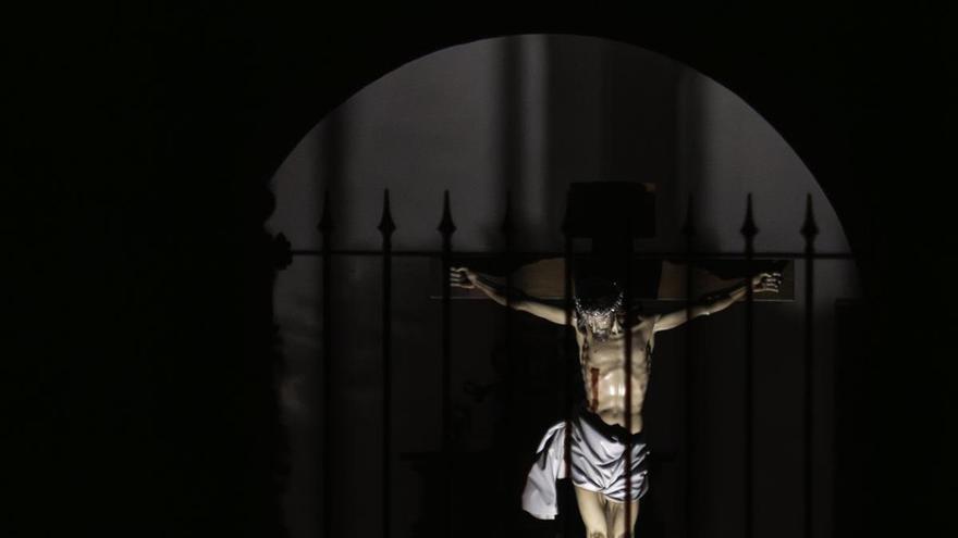 Orihuela se sume en el silencio