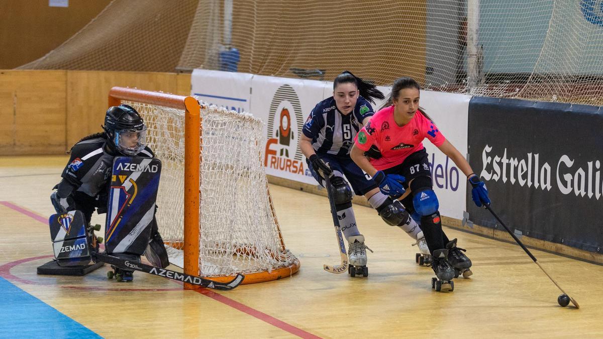 Cris Diz conduce la bola en un partido del HC Coruña esta temporada.