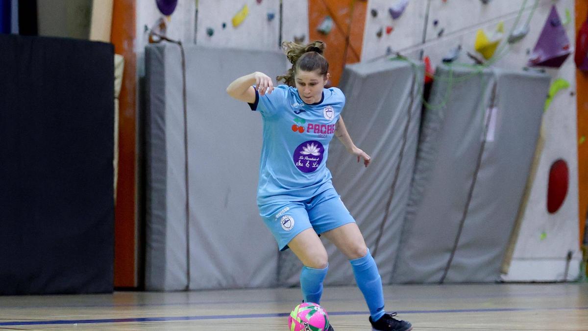 Robertinha maneja el esférico durante un partido del San Pablo-Eivissa