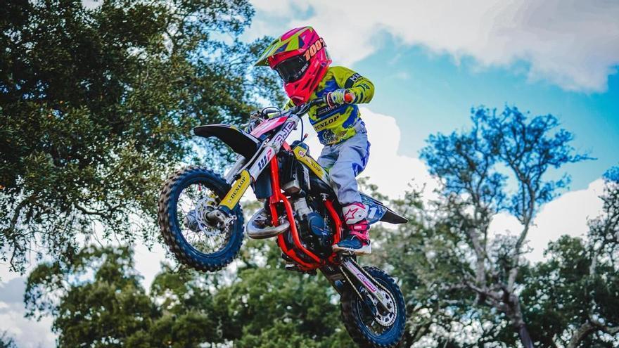 Álex González rompe moldes en el motocross portugués