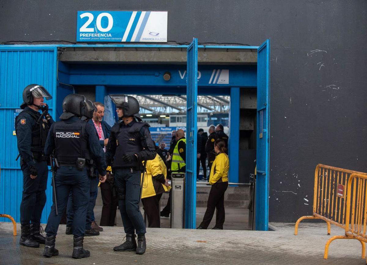 Agentes de la Policía Nacional en la entrada de Riazor en un partido de la temporada pasada frente al Málaga. |