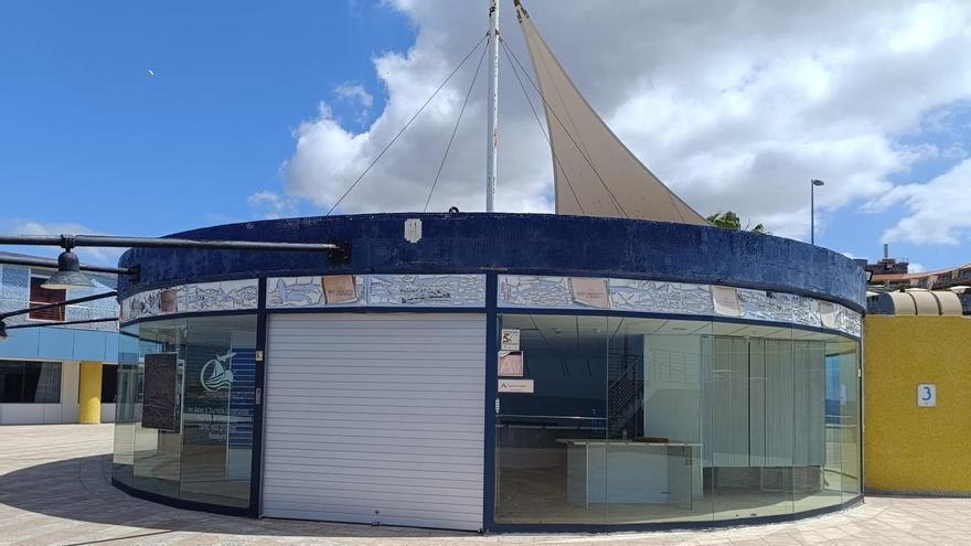 "Se vende" y "se alquila": el centro comercial de Meloneras se lanza a las oficinas ante la caída del ocio