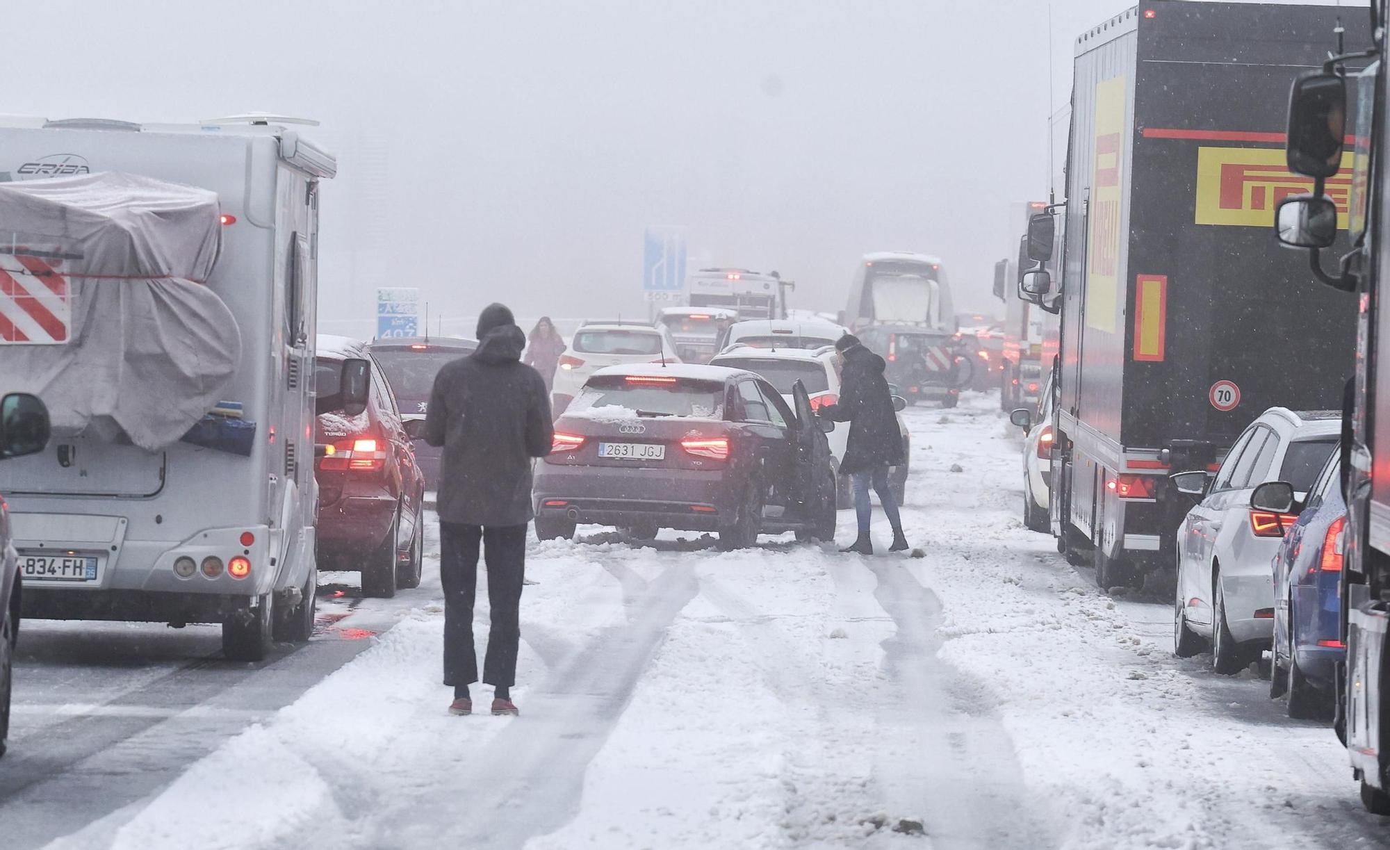 Una intensa nevada complica la circulación durante horas y obliga a cortar las principales autovías de Castilla y León