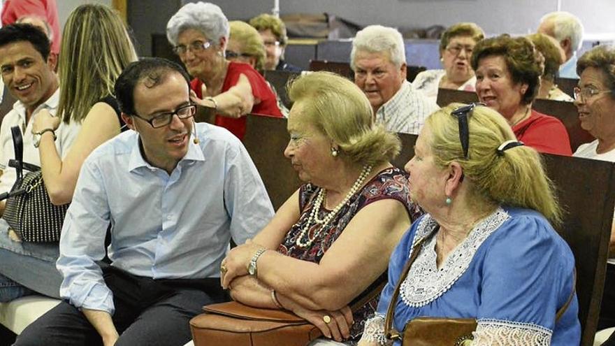 Gallardo pulsa la opinión e ideas de los mayores