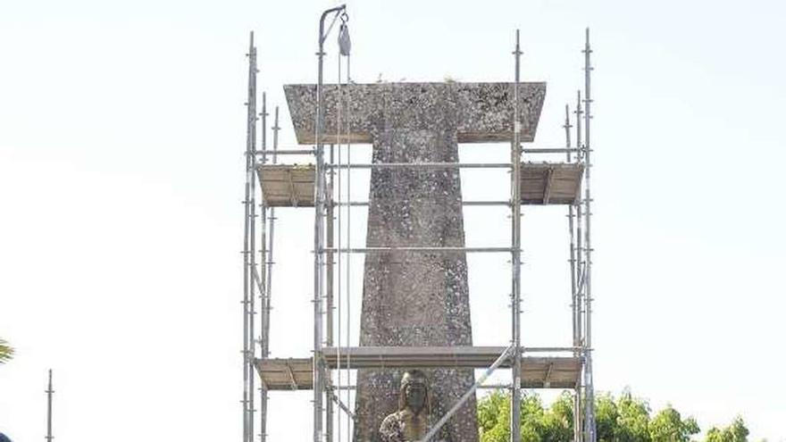 La limpieza de la estatua de Loriga arrancó a finales de abril. // Bernabé/J.L