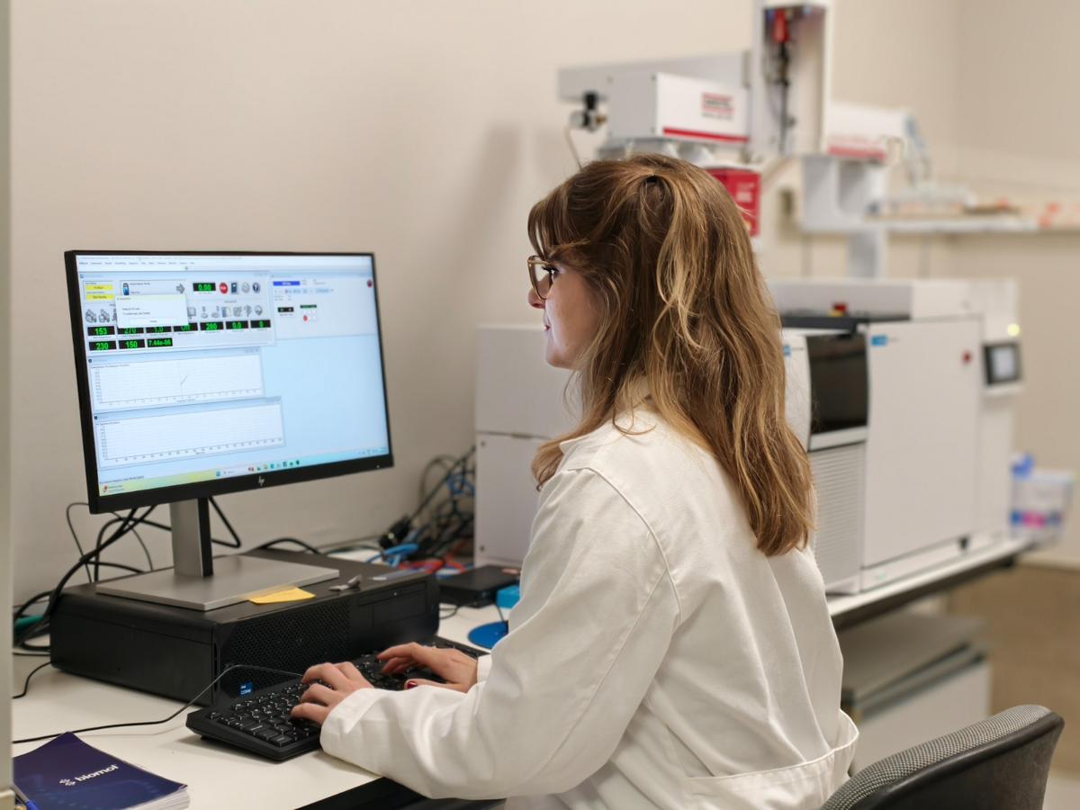 La científica Patricia Altea desde el laboratorio de Cabimer, en Sevilla.