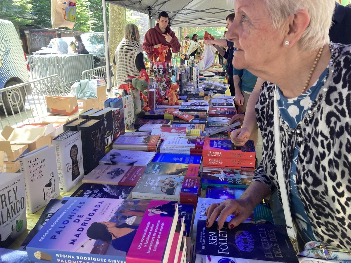 Una veïna pregunta en una parada de llibres a la Seu