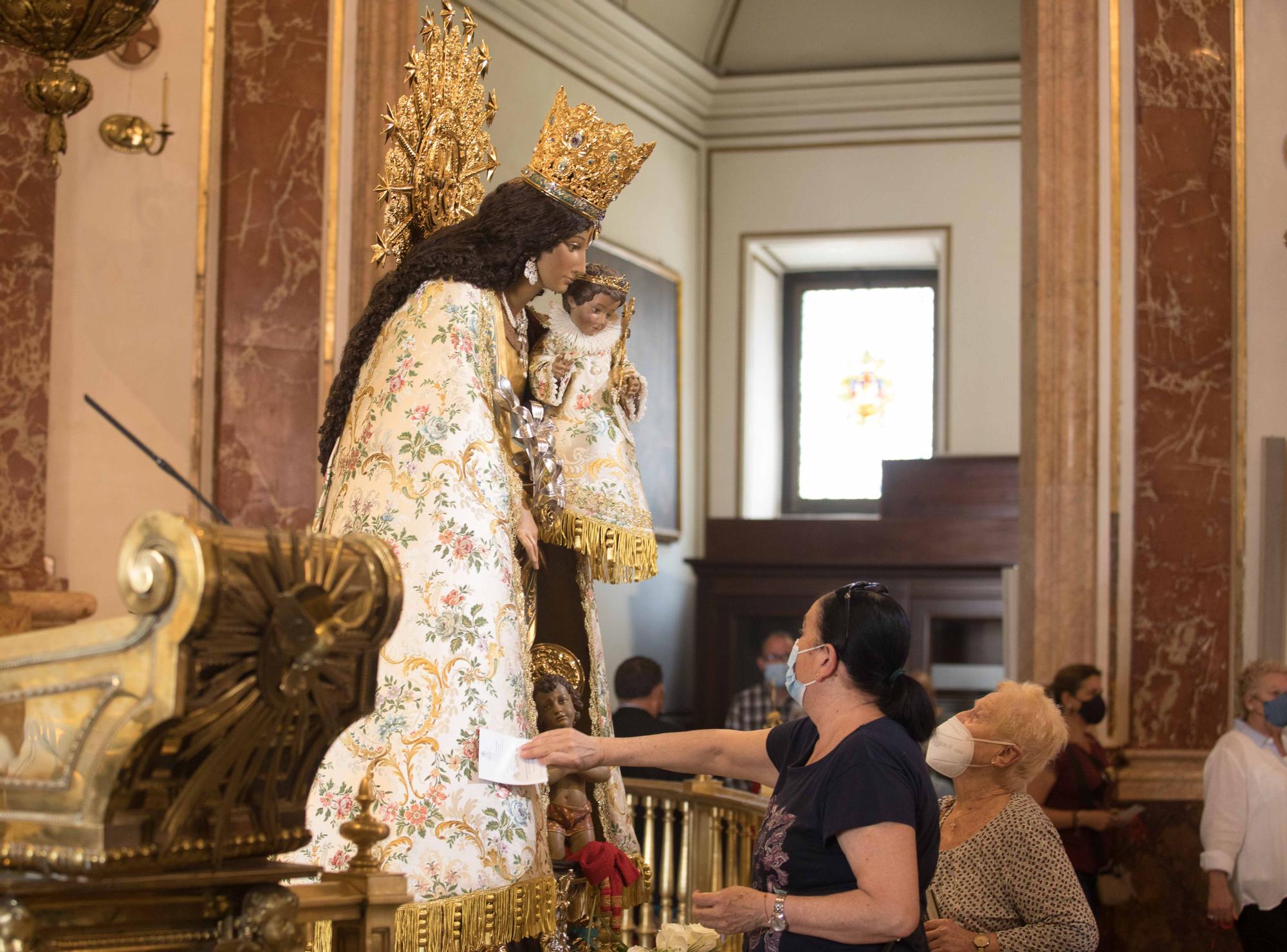 Colas desde primera hora en el Besamanos a la Virgen