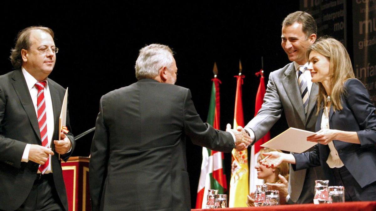 Entrega del Premio al Fomento de la Lectura concedido a Cuadernos del Sur. En la imagen, los entonces príncipes de Asturias, junto a Francisco Luis Córdoba y Andrés Ocaña. |