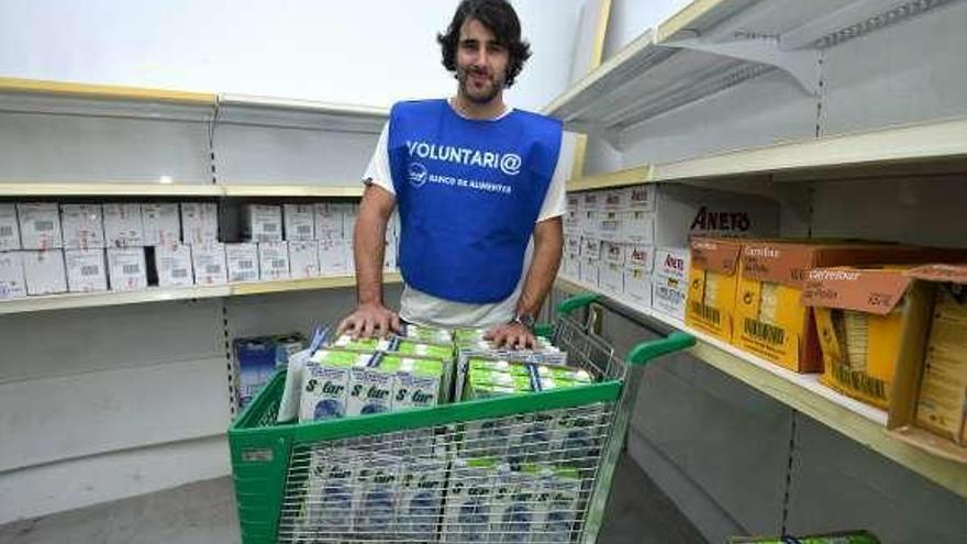 David Amor, en el almacén del Banco de Alimentos. // Rafa Vázquez