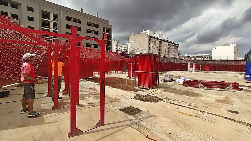 Operarios apuraban ayer los trabajos para el montaje de la plaza portátil.   | ISABEL CALPE