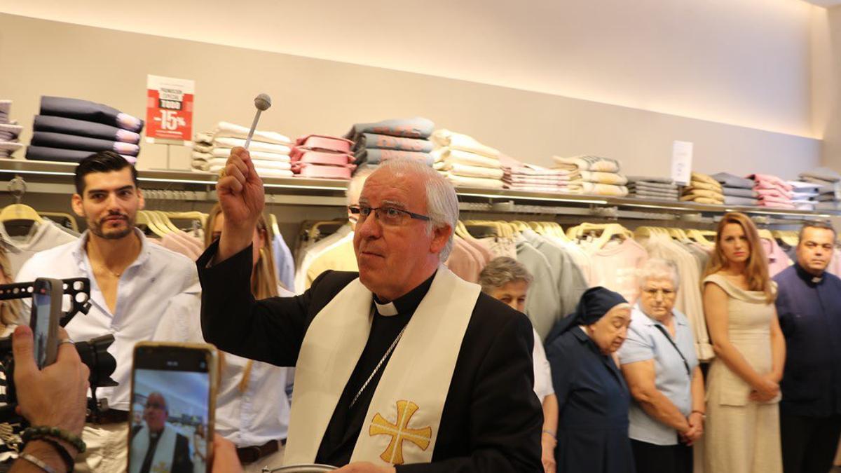 El arzobispo de Sevilla ha bendecido este viernes la nueva tienda de Álvaro Moreno en la calle Velázquez de Sevilla.