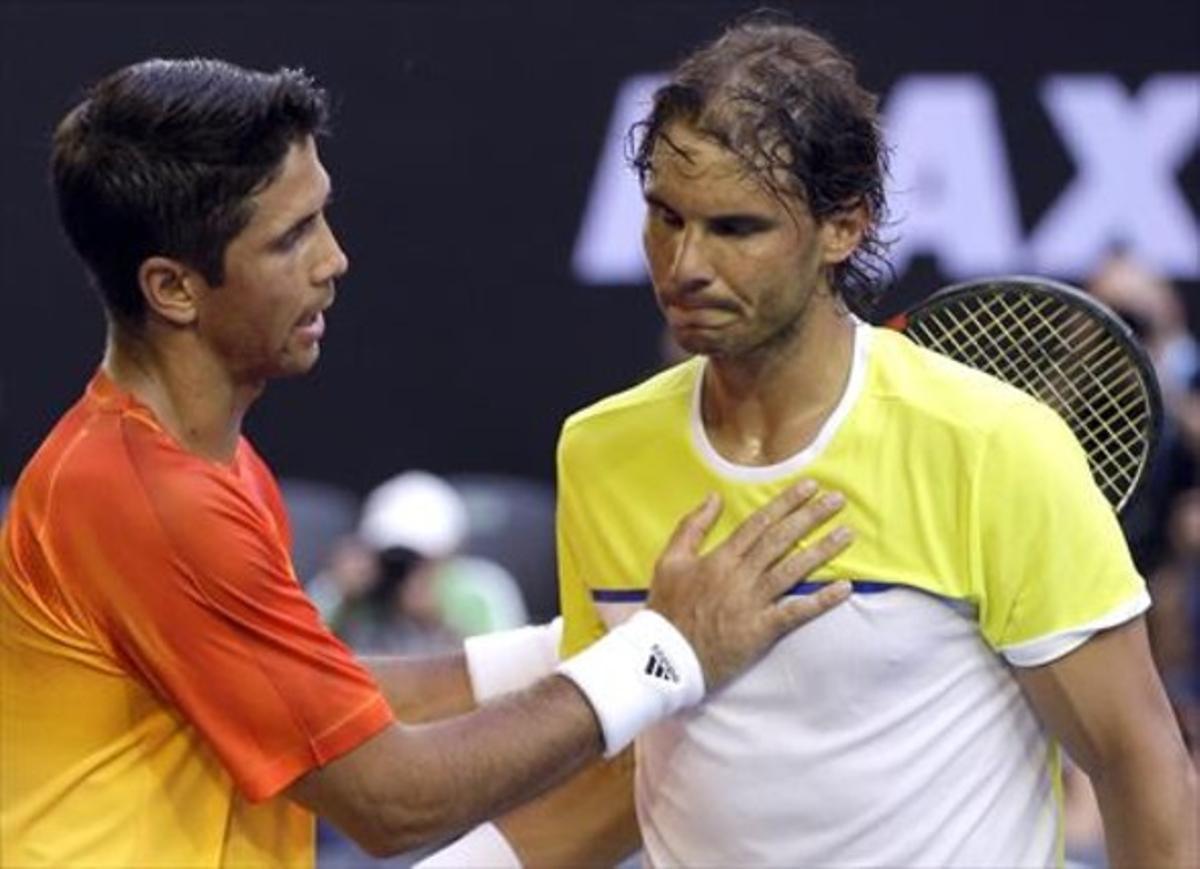 Verdasco consola Nadal, després de derrotar-lo a Austràlia.