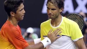 Verdasco consola Nadal, després de derrotar-lo a Austràlia.