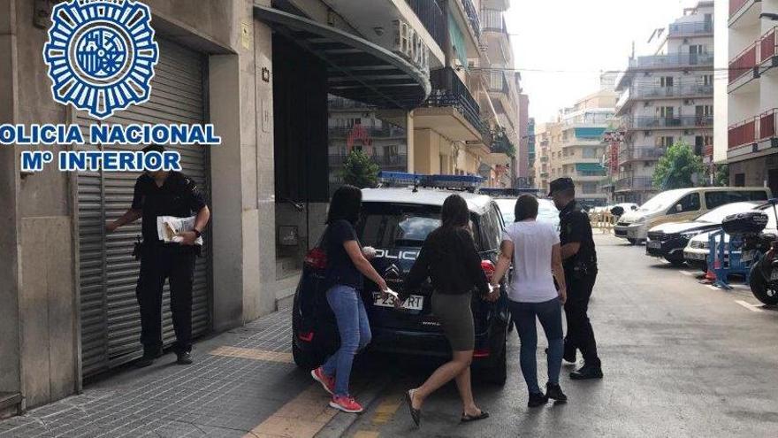 Tres detenidas que ofrecían sexo a sus víctimas para robar sus tarjetas bancarias