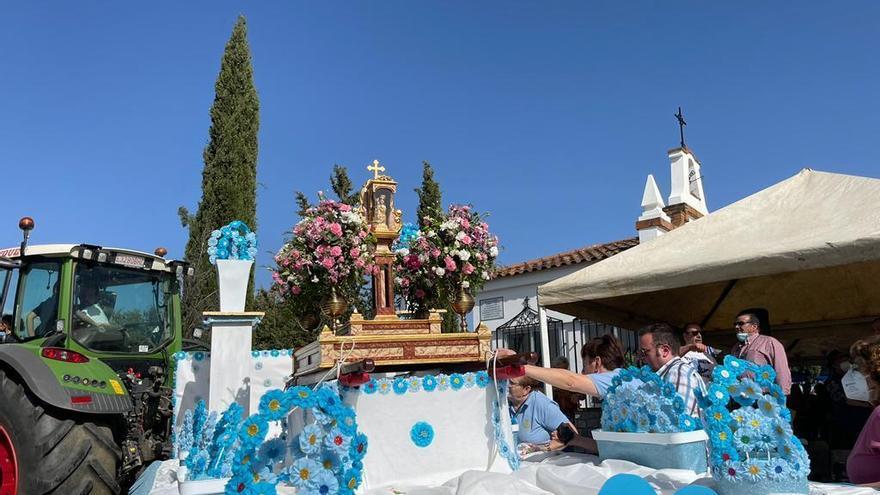 Llegada de Nuestra Señora de Guía para la misa de campaña, camino de Hinojosa.