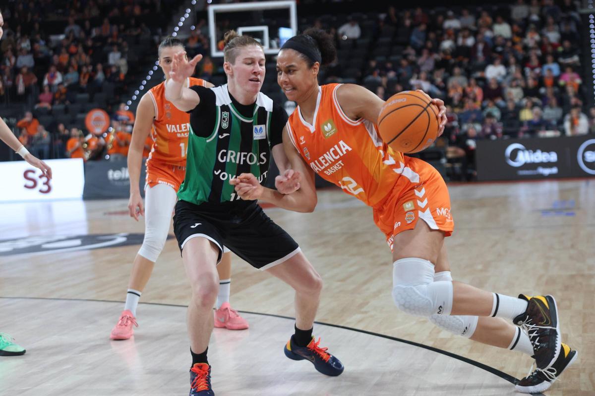 Nia Coffey, en el reciente partido ante el Joventut en el Roig Arena.