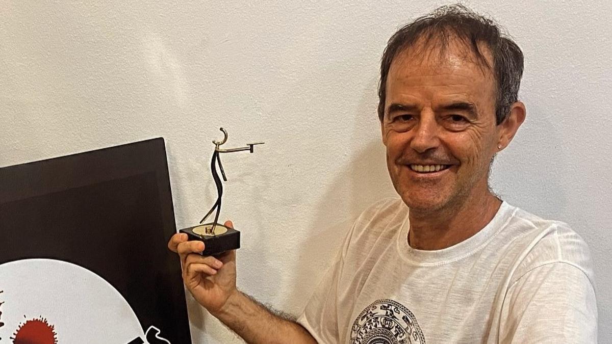 Jon Arretxe, con el premio del pasado festival Cubelles Noir.