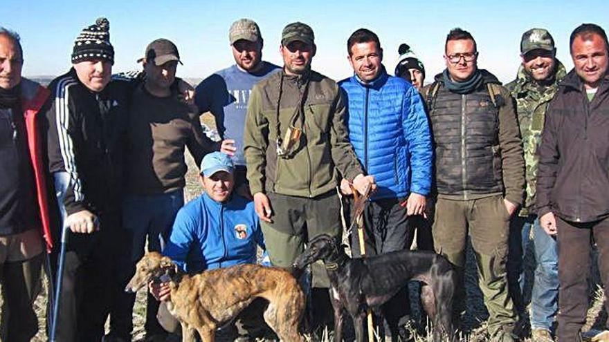 Foto de familia de los clubes finalistas.