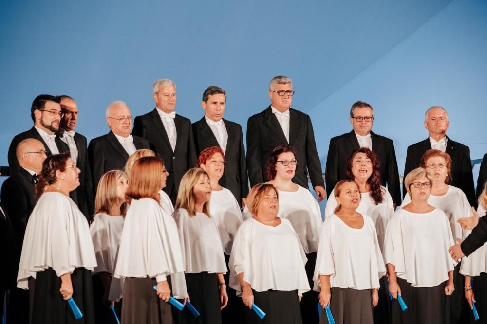 La participación de los coros locales protagonizó la gala de clausura del Certamen Internacional de Habaneras y Polifonía de Torrevieja