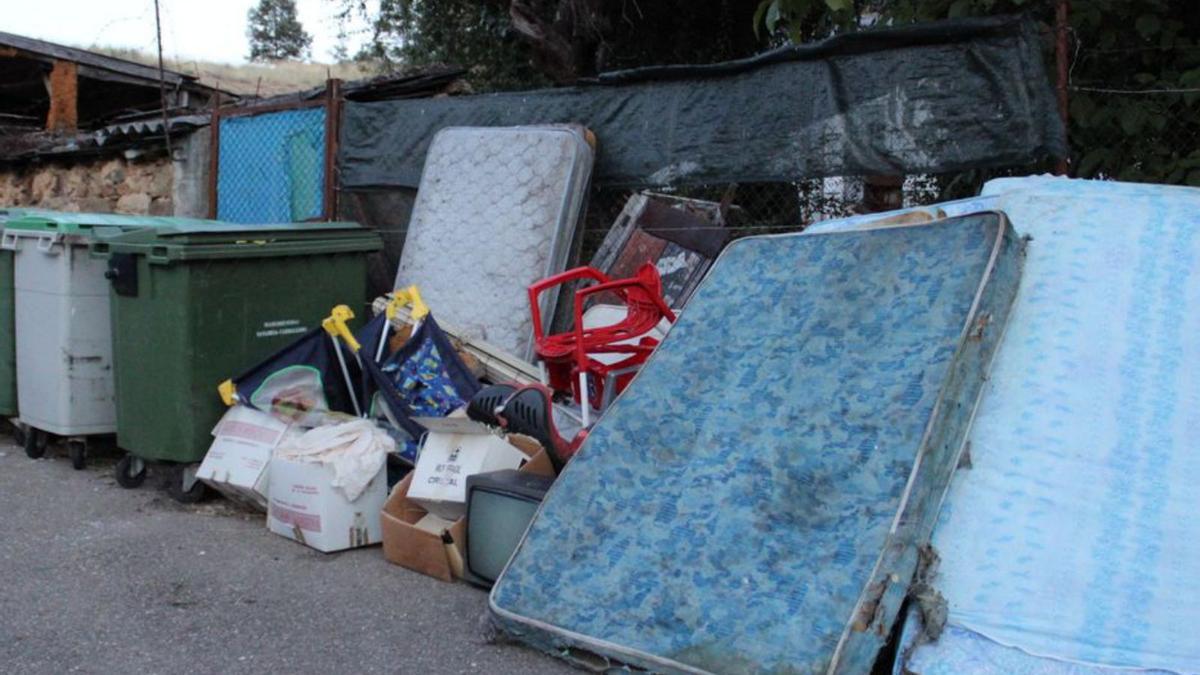 Colchones y enseres preparados para la recogida en Sanabria. | A. S.