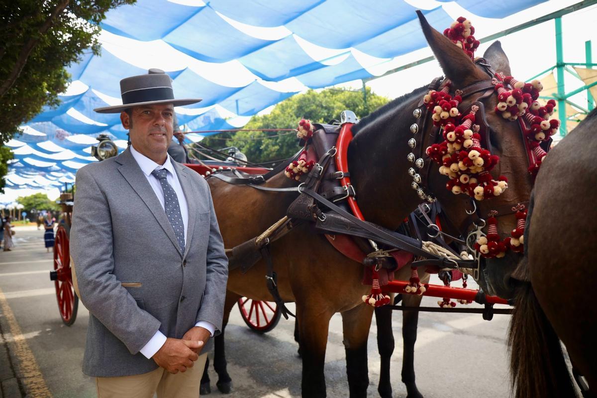 Miguel, encargado de llevar coches de caballos en el Real de la Feria