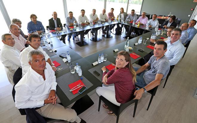 Luis Enrique y su equipo de trabajo compartió comida con la Junta Directiva