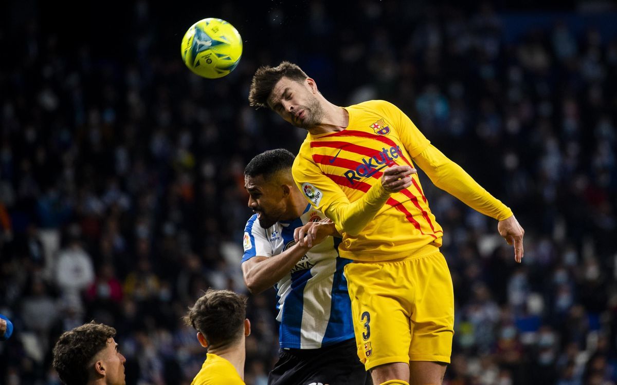 Piqué cabecea un balón en el derbi Espanyol-Barça celebrado en Cornellà-El Prat.