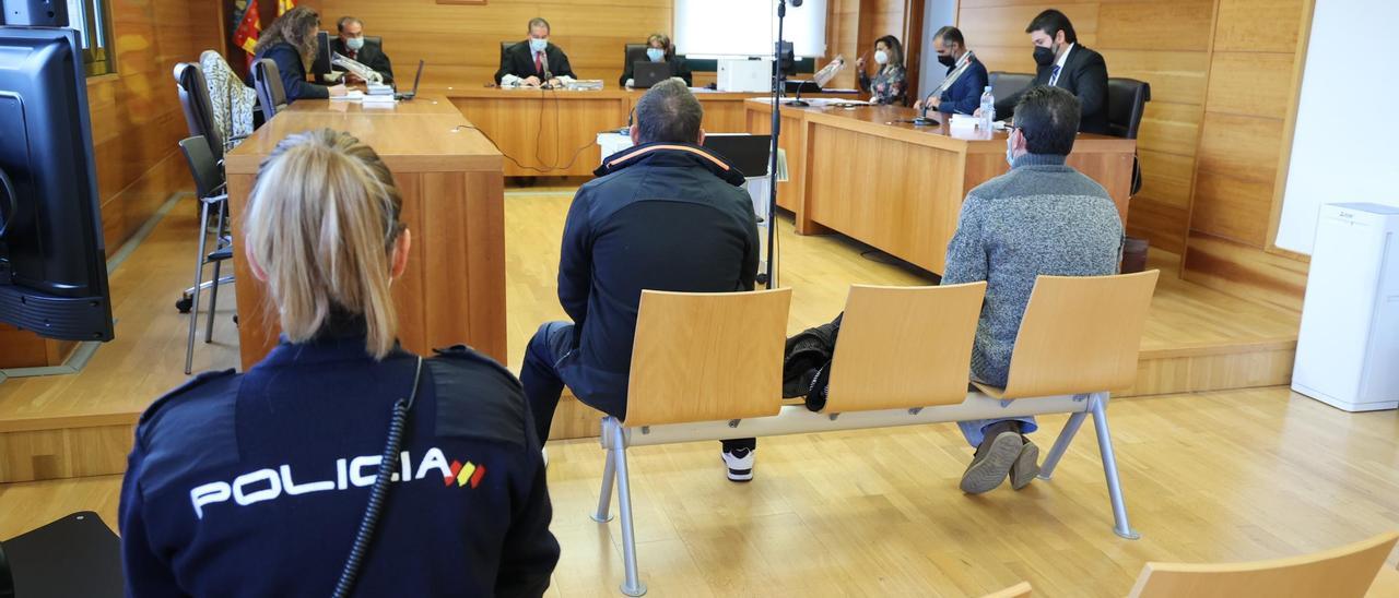 Los dos hermanos, sentados ayer en el banquillo de los acusados de la Audiencia.