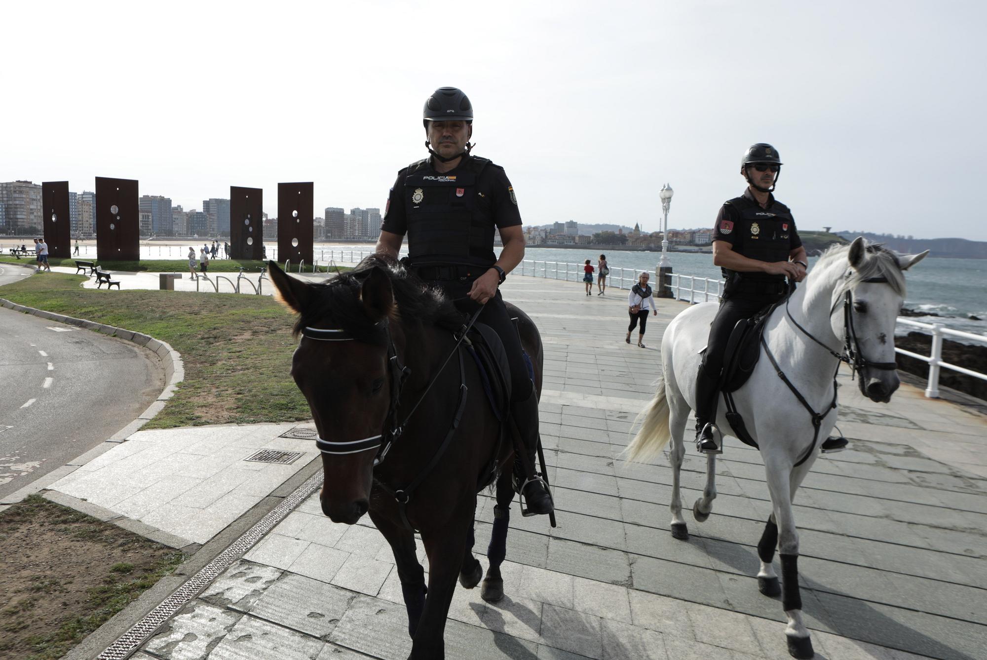 Agentes a caballo por las calles de Gijón