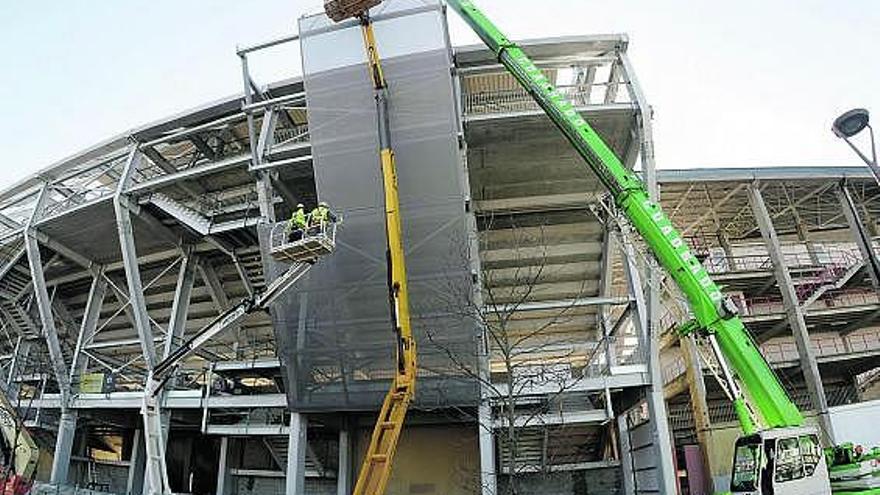 Primeras pruebas para el recubrimiento de la fachada de El Molinón.