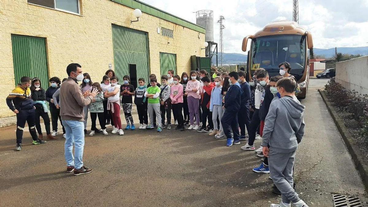 Los escolares reciben charlas sobre la necesidad de ahorrar agua.