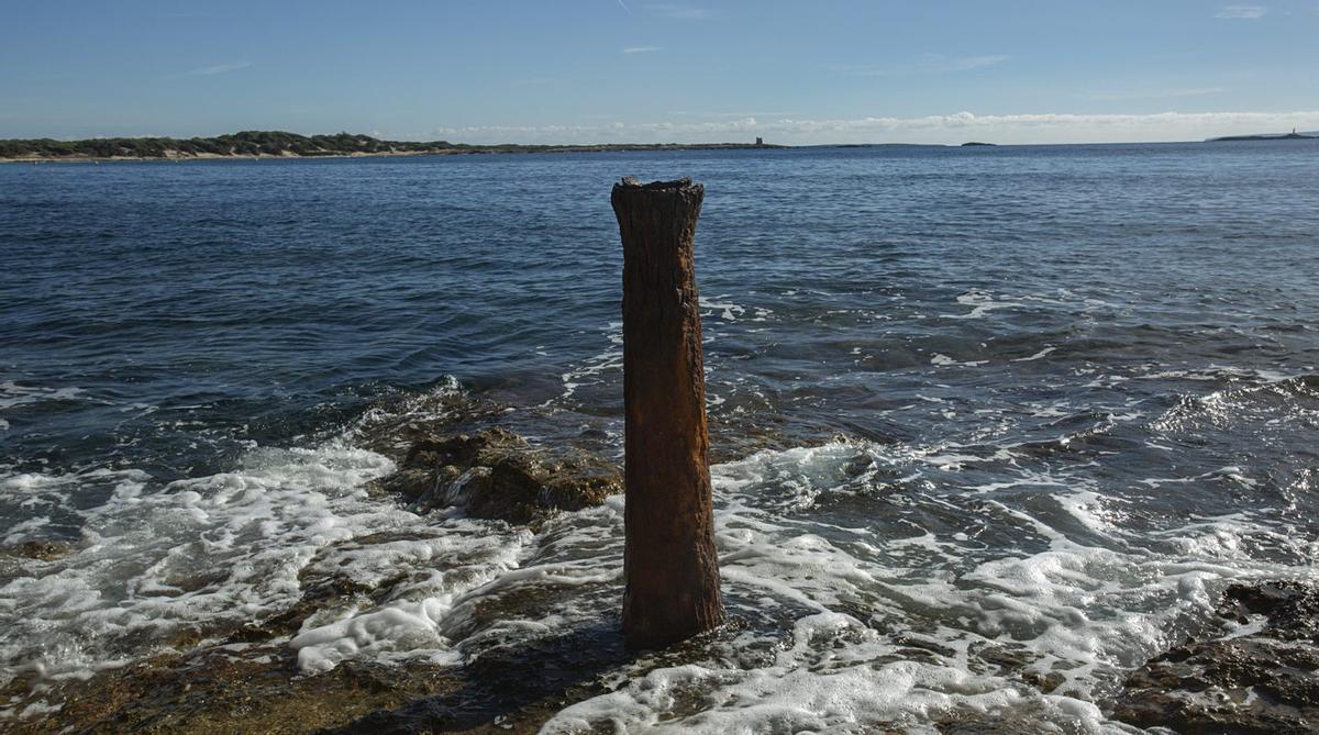 Antiguo cañón reciclado como noray en el puerto de descarga de sal de ses Salines.
