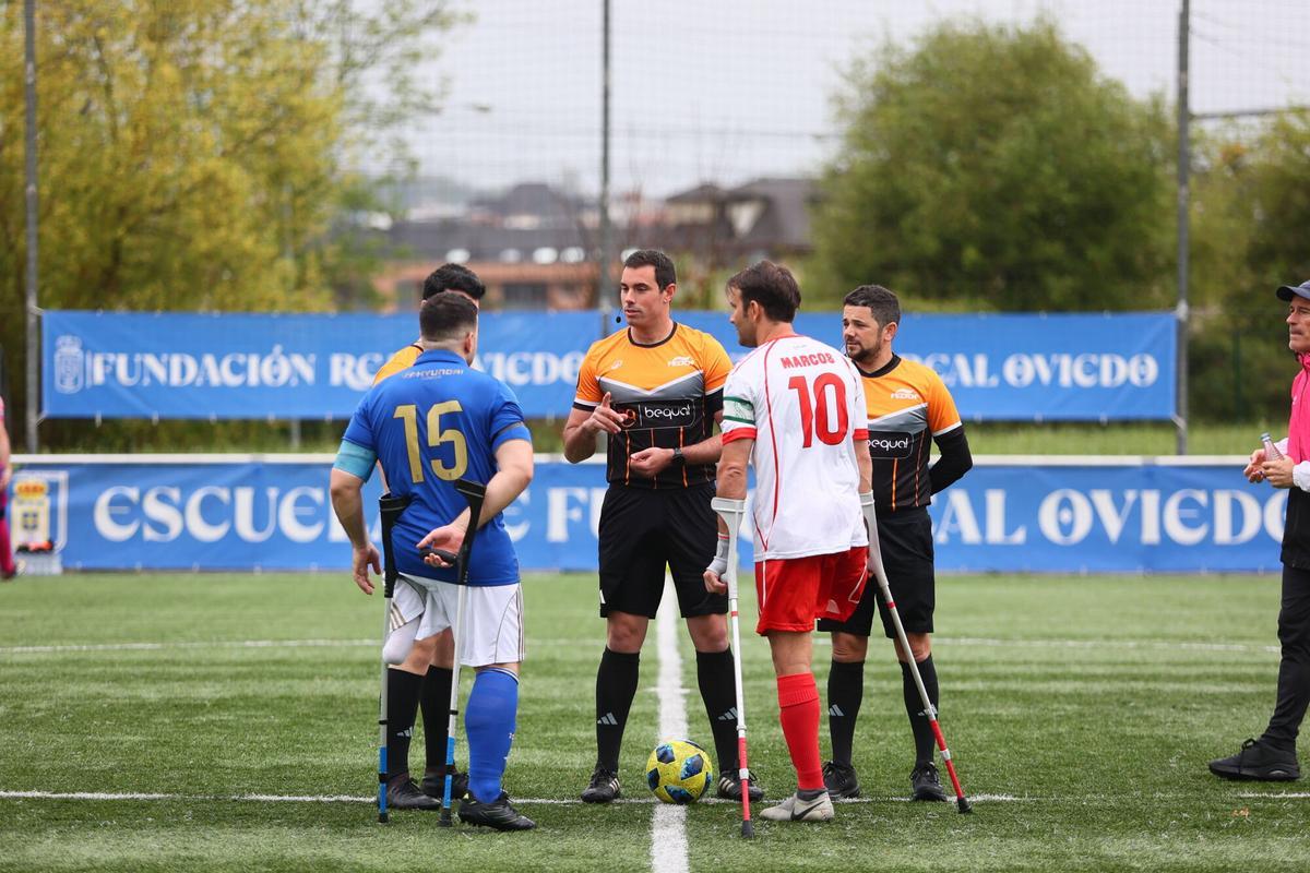 EN IMÁGENES: Así se juega al fútbol con una pierna menos y dos muletas EN IMÁGENES: Así se juega al fútbol con una pierna menos y dos muletas