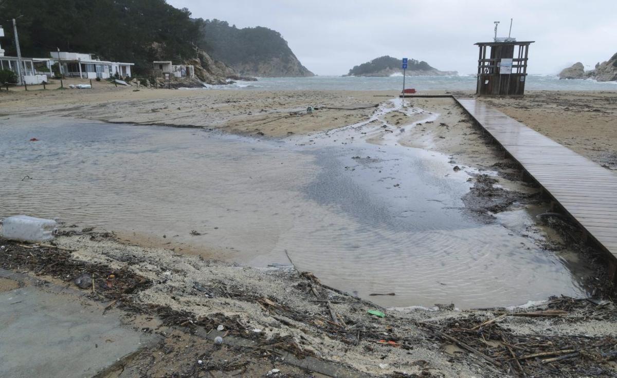 ‘Harry’ vuelve a inundar las Pitiusas sin provocar daños graves a su paso