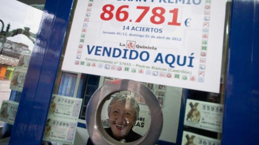 Alicia Rico, a través de la ventanilla de la administración de lotería de la plaza de la Constitución de Piedras Blancas.