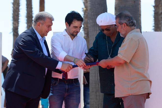 Joan Laporta y Ronaldinho en la inauguración del Paseo de las Estrellas de Castelldefels, en imágenes