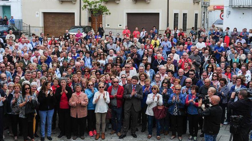 Los vecinos de Malpartida de Plasencia despidiendo al fallecido.