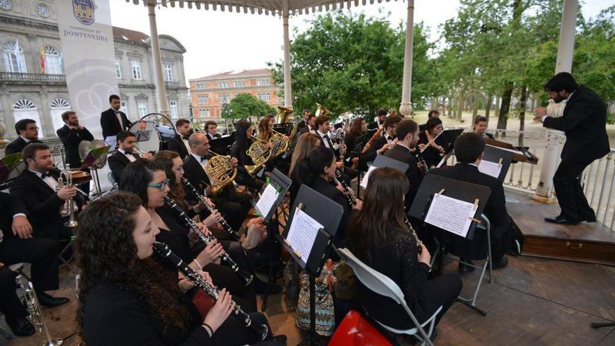 La Banda de Pontevedra lleva la música a la calle