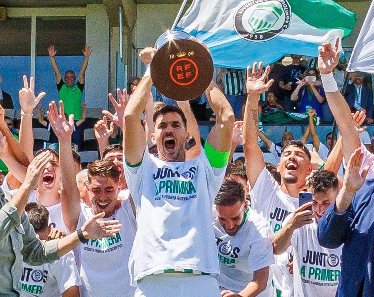 Heredio levanta al cielo el trofeo de campeones.