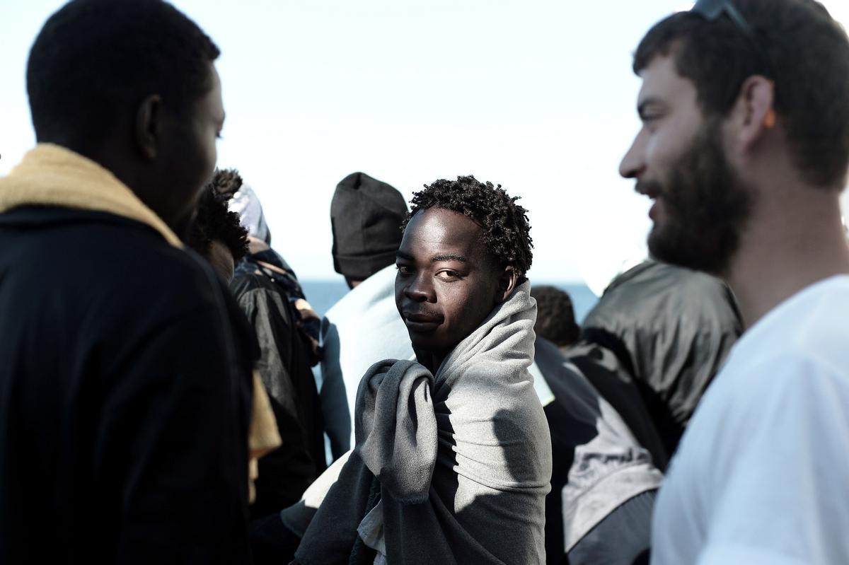 Migrantes del Aquarius llegan al puerto de Valencia