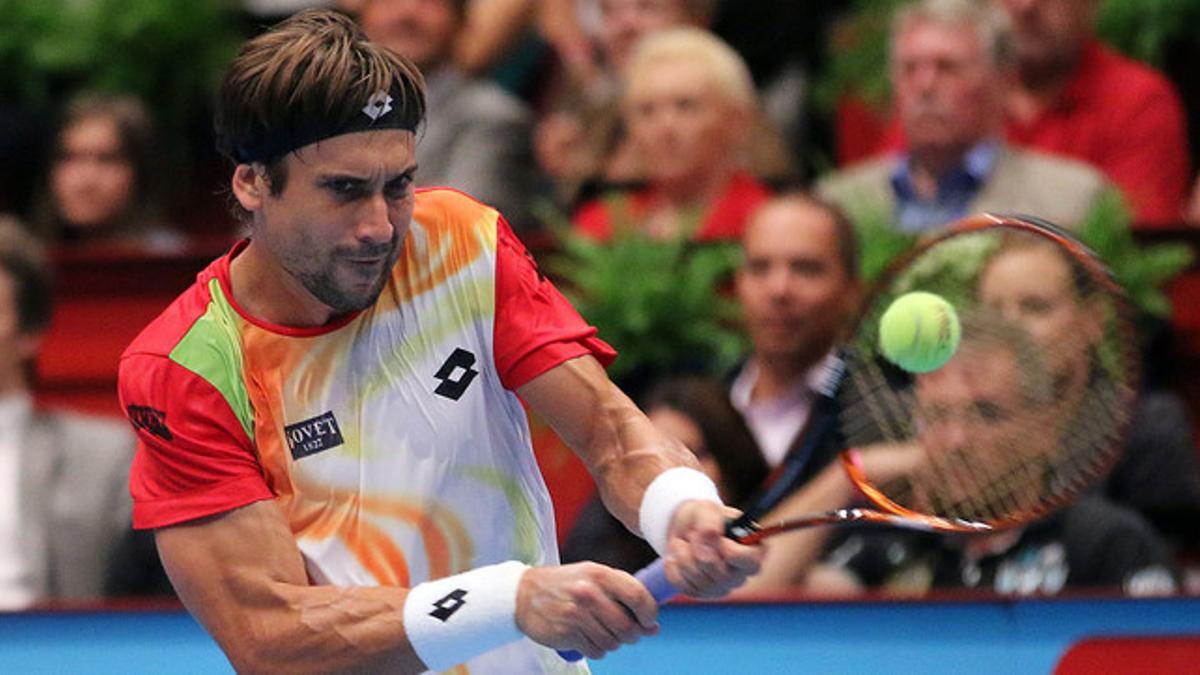 David Ferrer devuelve una bola a Andy Murray, durante la final de Viena